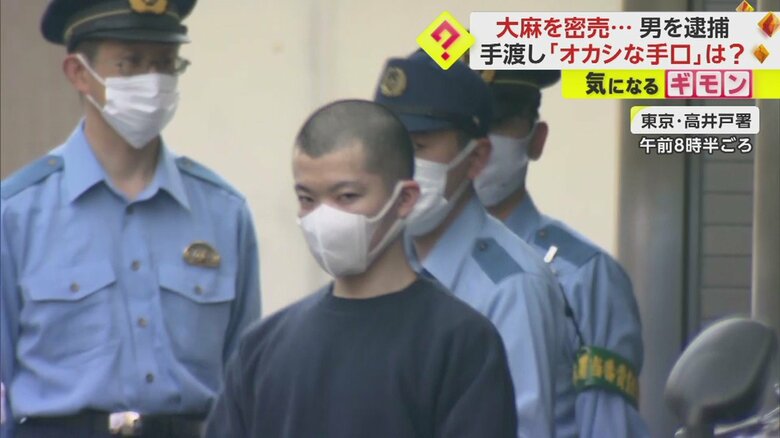 東京・高井戸署から出てカメラを睨む男