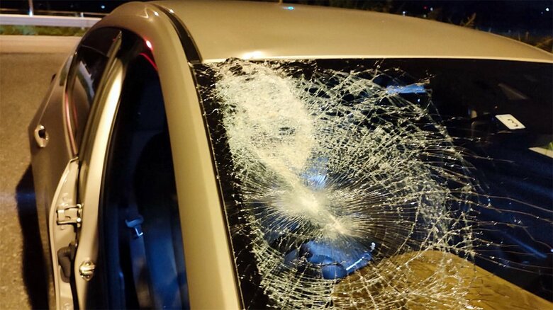 茨城県警が公開した被害車両の写真。フロントガラスが大きく破損している。