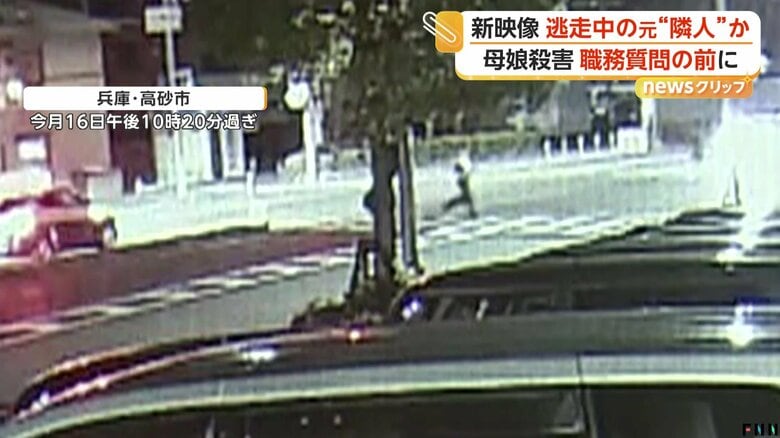 画面右に走っていく警察官