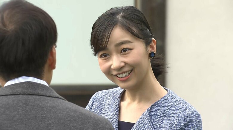 「国際陶磁器フェスティバル」で400年前の安土桃山時代の地上式窯の説明などを受けられる佳子さま