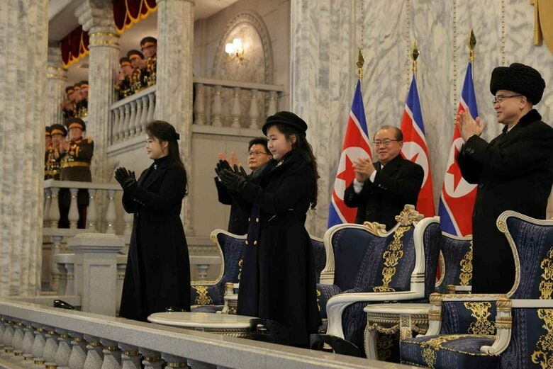 娘の席は真ん中（「労働新聞」より）