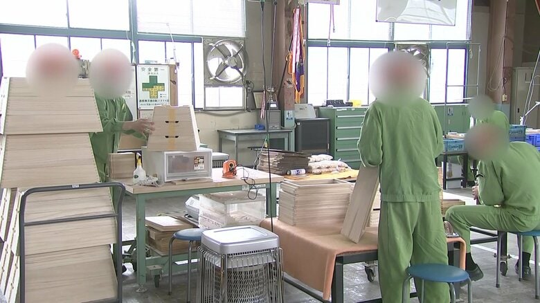 第一工場で木工製品を作る受刑者たち