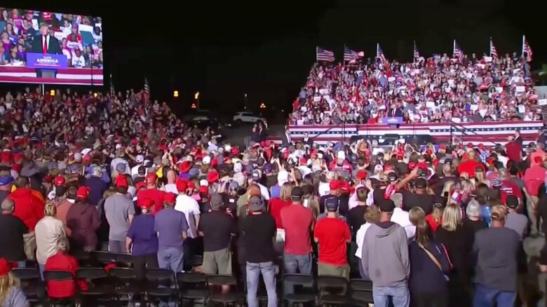 トランプ氏の演説を見守る支持者ら