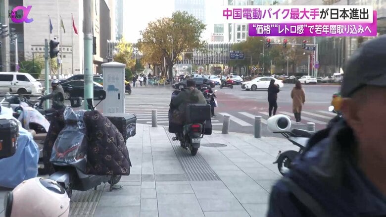 なぜか歩道を走行する電動バイク（中国・北京）