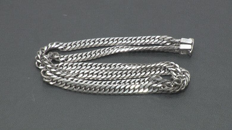 銀のネックレス：買い取り額1万5000円弱 （前年は6000円台）