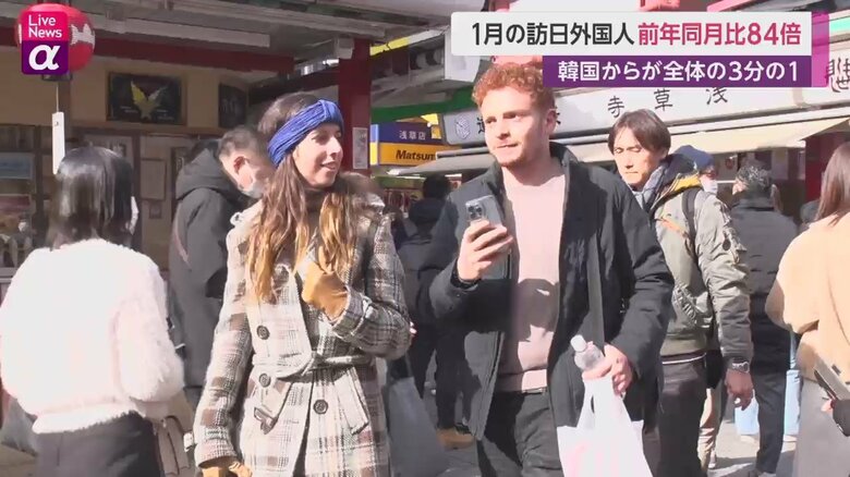 カップルで浅草を観光する外国人