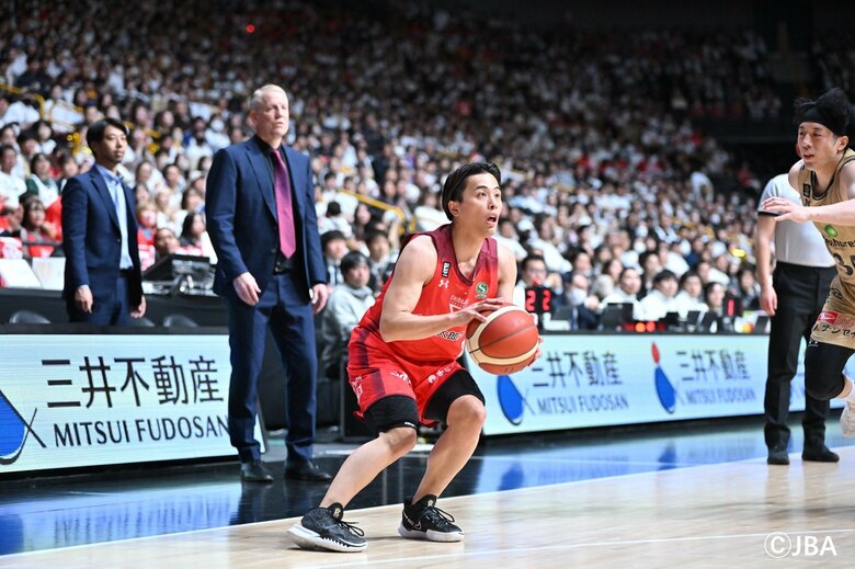 シュートを狙う富樫勇樹（16日、さいたまスーパーアリーナ）
