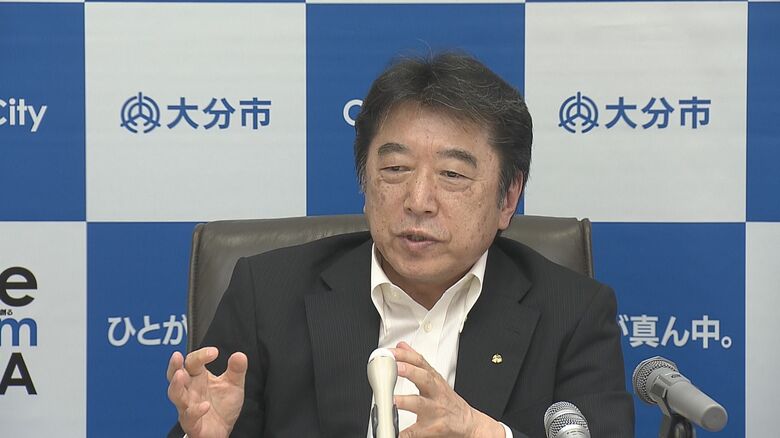 事件後初の定例会見に臨む　足立大分市長　30日