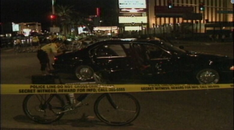 2Pacさんは車に乗っていたところ隣の車から銃撃され死亡した（1996年 米・ラスベガス）