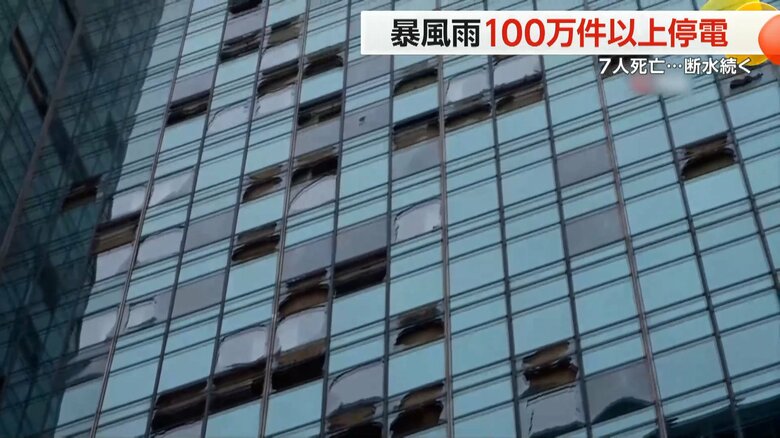 窓ガラスが大量に割れて、虫食い状態のようになった高層ビル