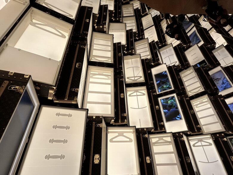 どこまでも続く光るトランク！