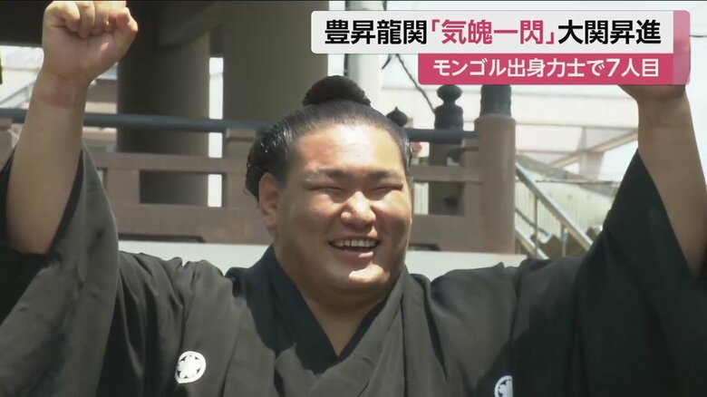 持ち上げられ笑顔