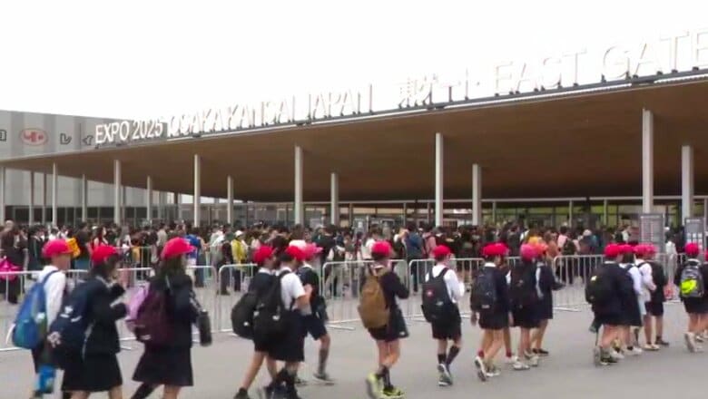 28日の万博入場ゲート付近