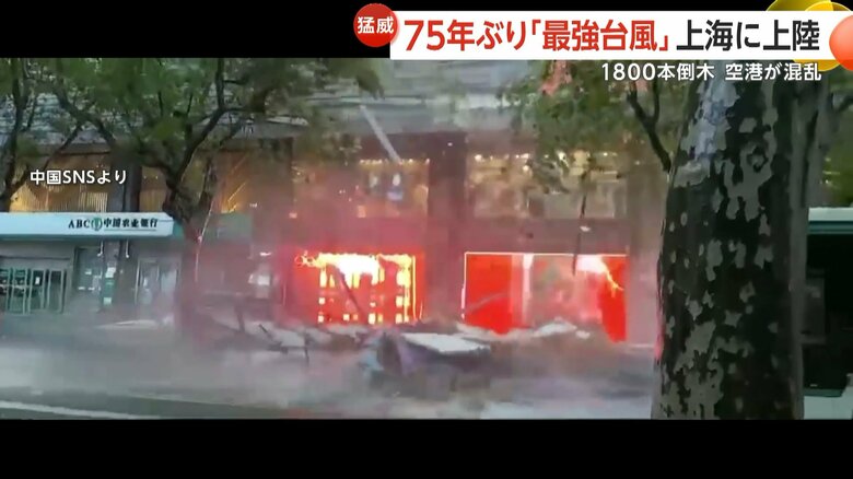 冠水した道路を車が走り去っていった直後、建物からがれきが落下する一部始終（7）