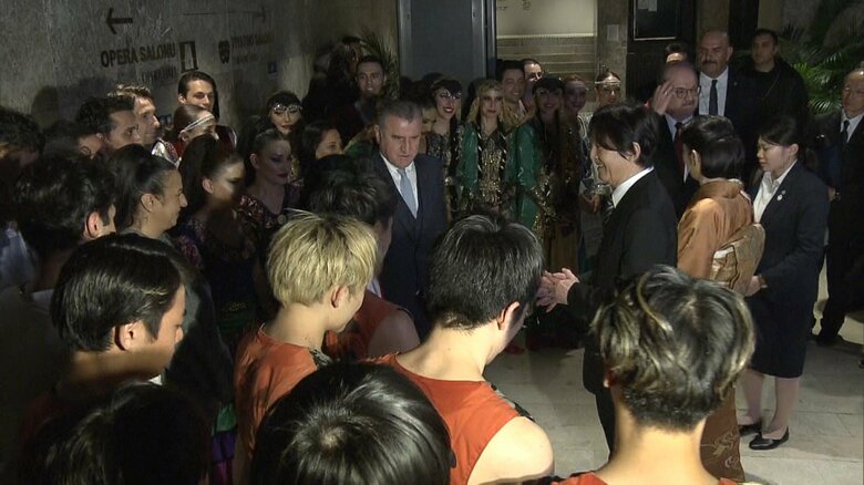 コンサート終了後に
見送りに集まった出演者たちに
歩み寄られた秋篠宮ご夫妻