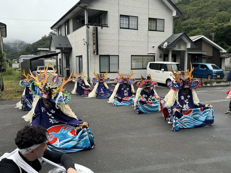 2024年に亡くなった知人の自宅前では鹿子が踊った