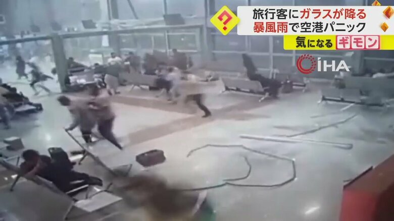 突然ガラスの破片が降り注ぎ、逃げ惑う人たち⑦