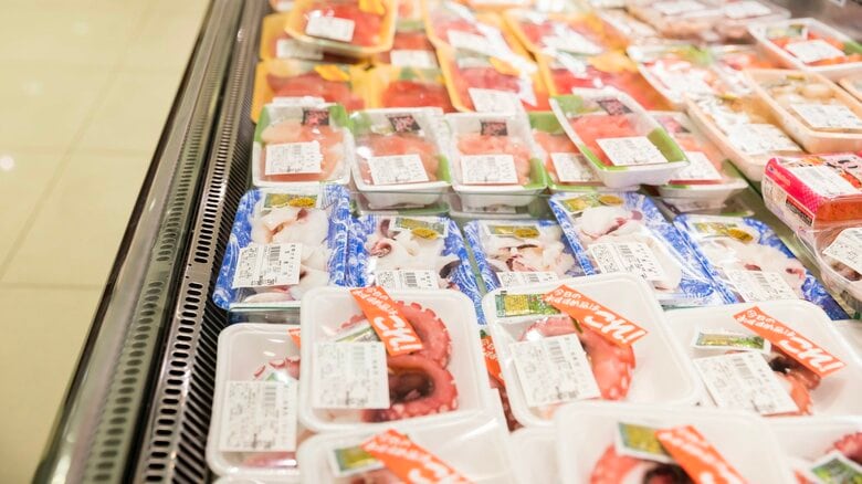 鮮魚コーナーには輸入の魚介類も増えてきた（画像：イメージ）