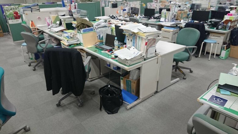 典型的な都庁の職場。フリーアドレスがすすまない原因は固定電話とメタ認知能力