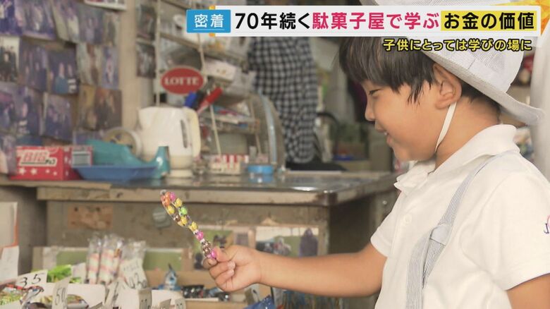 お菓子をたくさん買ってもらえてうれしそう