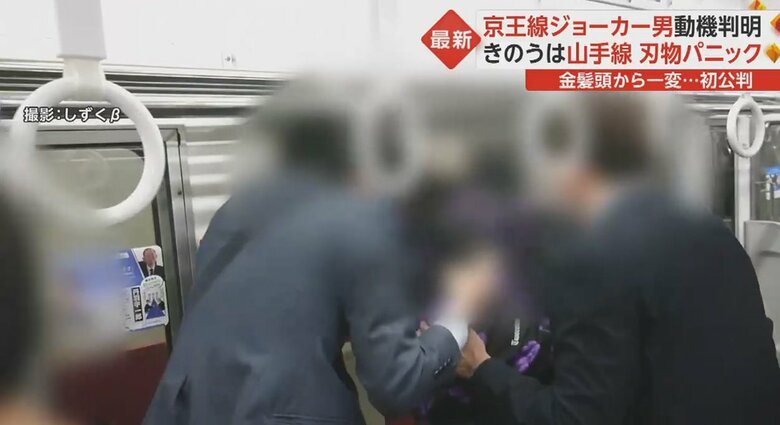 窓から逃げようとする乗客