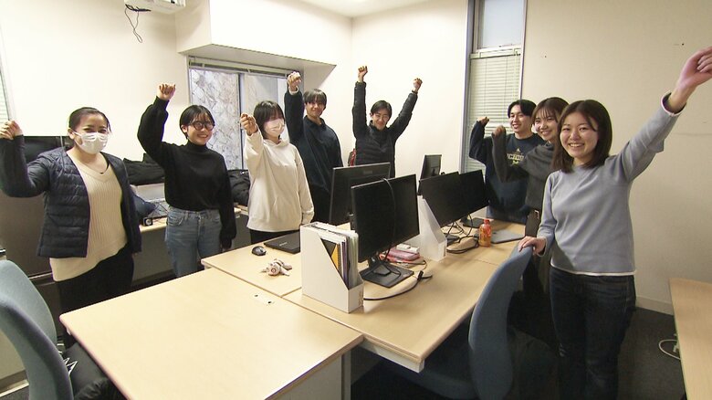 同じゼミ生たちと。ゼミ生が言う壷井の性格は「マイペース」