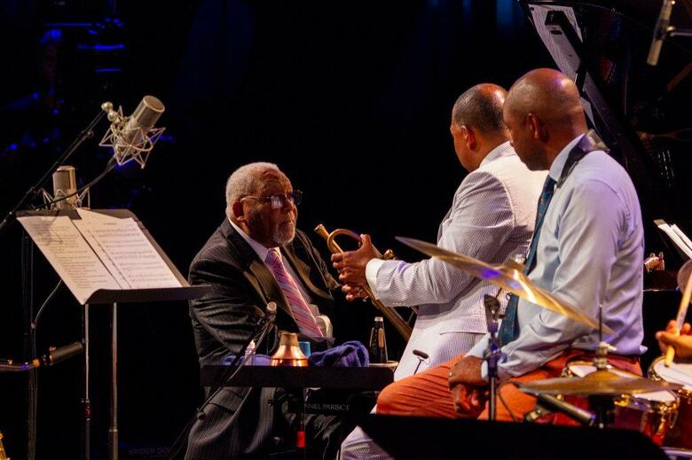 父 エリスさん(左)、兄 ブランフォードさん(右)と共にPhoto: The Marsalis Family