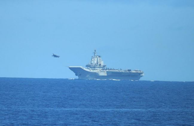 提供：防衛省　発着艦訓練を行う中国空母「遼寧」（2022年5月）