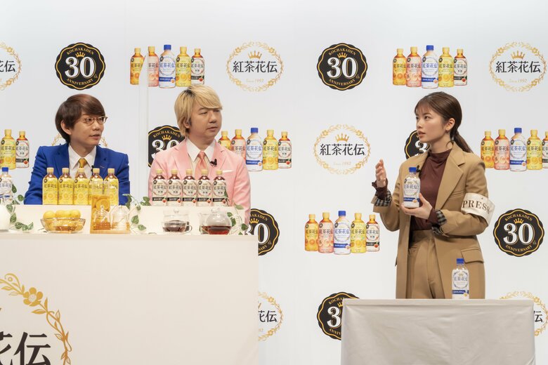 風花記者と三四郎のお二人　「紅茶花伝」小芝風花記者公開取材会