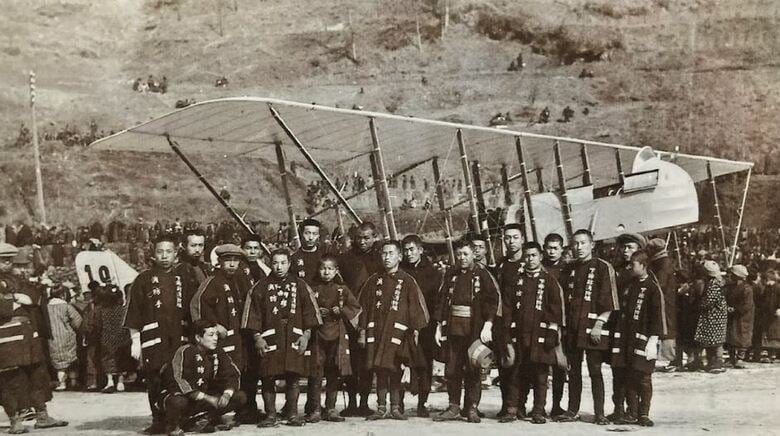 凍った湖上に飛行機が着陸