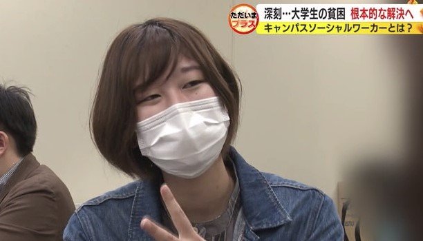 ”たべものカフェ”に来た学生の話を聞く松本花奈さん