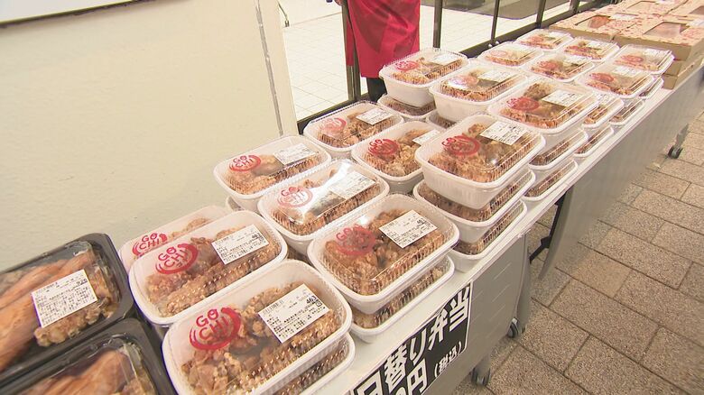 店舗の外で弁当を販売