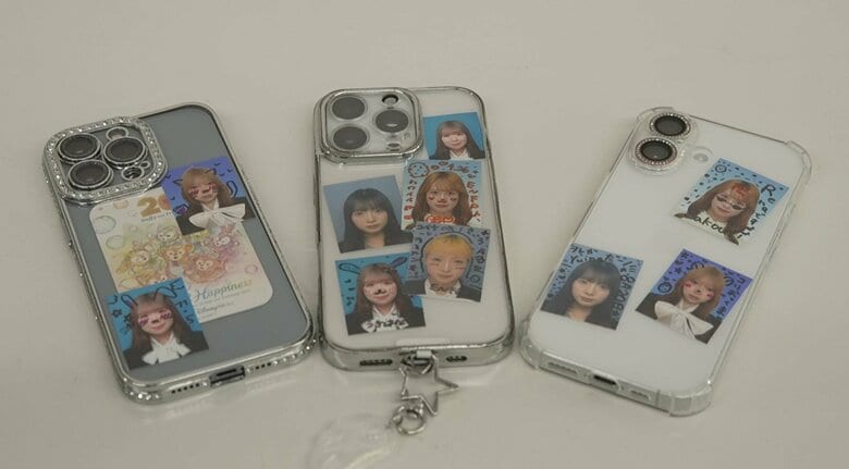 スマホ裏の証明写真　友達といつも一緒にいる気持ちになれるという