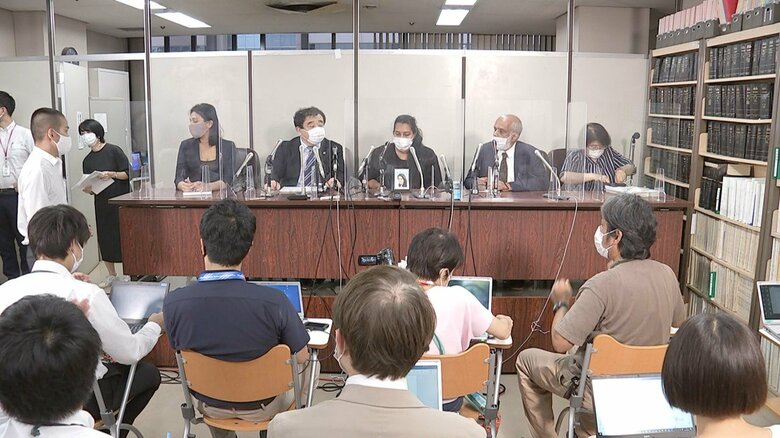 ポールニマさん（中央）は「お姉さんは動物のように扱われていた」と語った