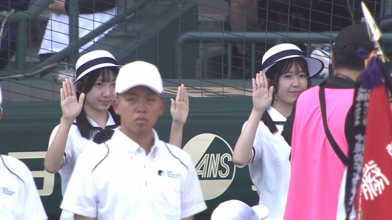 手話で開会を伝える生徒