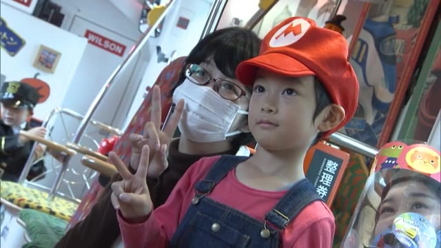 子供たちが思い思いの仮装…路面電車の中でハロウィーンパーティー【岡山・岡山市】