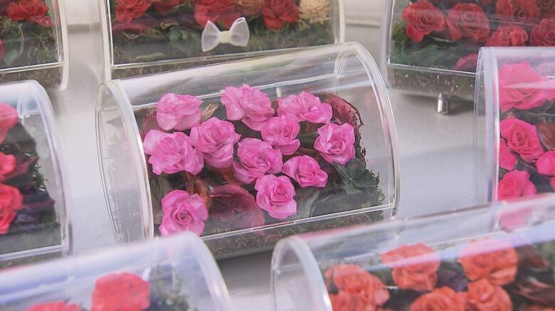 美容室を訪れた女性にバラの造花をプレゼント