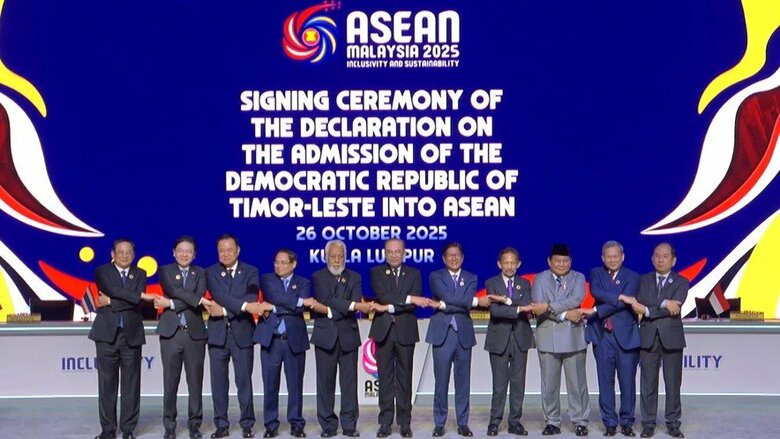 東ティモール加盟サイン後に手をつなぐ各国首脳陣