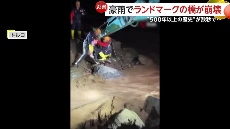 ショベルカーのアームの先に乗っていた救助された小さな子ども