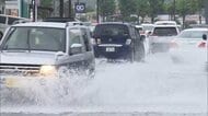 「ダブル台風」が関東を“連続直撃”のおそれも　各地で災害級の大雨…道路冠水で“立ち往生”する車、土砂崩れも