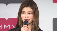 “めるる”生見愛瑠、珍しい“デコ出し”にショートパンツ姿で美脚あらわに 初の写真集「いろんなもの見せている」