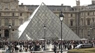 ルーブル美術館が営業再開　155億円に上る宝飾品強盗被害エリア除き通常通り公開