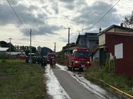 【速報】「住宅から黒い煙が出ている」車庫や車にも延焼_この家に住む男性と連絡取れず_消防車など計10台で消火活動続く〈北海道森町〉