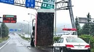 【国道337号が一時騒然】 ダンプカーの荷台が標識に衝突―運転席は大きく傾き道路標識は支柱ごと折れ…札幌へ向かう高速道路の入り口付近で約5時間20分にわたり通行止め〈北海道小樽市〉