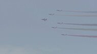 「ブルーインパルスが来た!」東京上空に57年ぶりに描かれた五色の輪を見上げた人々