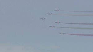 「ブルーインパルスが来た!」東京上空に57年ぶりに描かれた五色の輪を見上げた人々