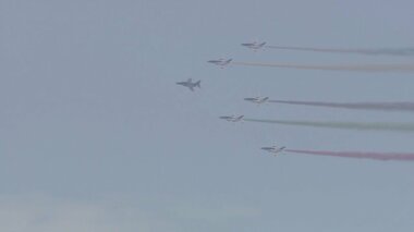 「ブルーインパルスが来た!」東京上空に57年ぶりに描かれた五色の輪を見上げた人々
