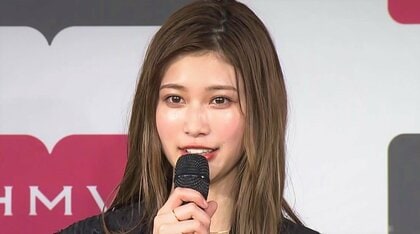 “めるる”生見愛瑠、珍しい“デコ出し”にショートパンツ姿で美脚あらわに　初の写真集「いろんなもの見せている」