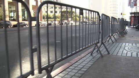 あすの優勝パレードを前に…ロサンゼルス市内では柵が設置されるなど着々と準備　沿道では早くも翌日のパレードに備えるファンの姿