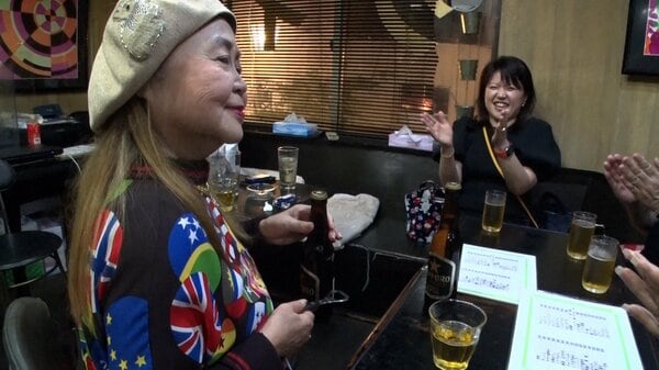 新宿二丁目の“深夜食堂”54年目に閉店を決意ーー名物ママ、りっちゃんが